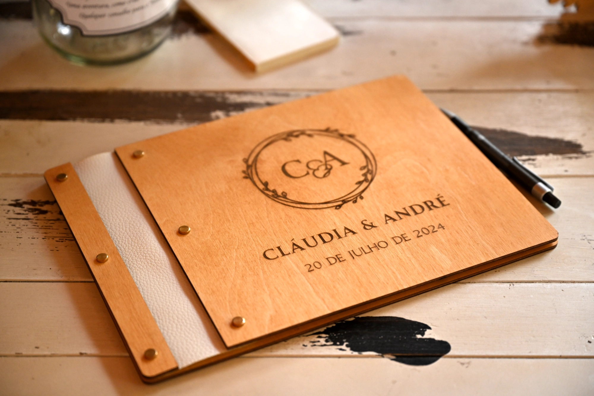 Peças Personalizadas em Madeira & Acrílico ideais como artigos para festa de casamentos, únicos para tornar o seu evento inesquecível.