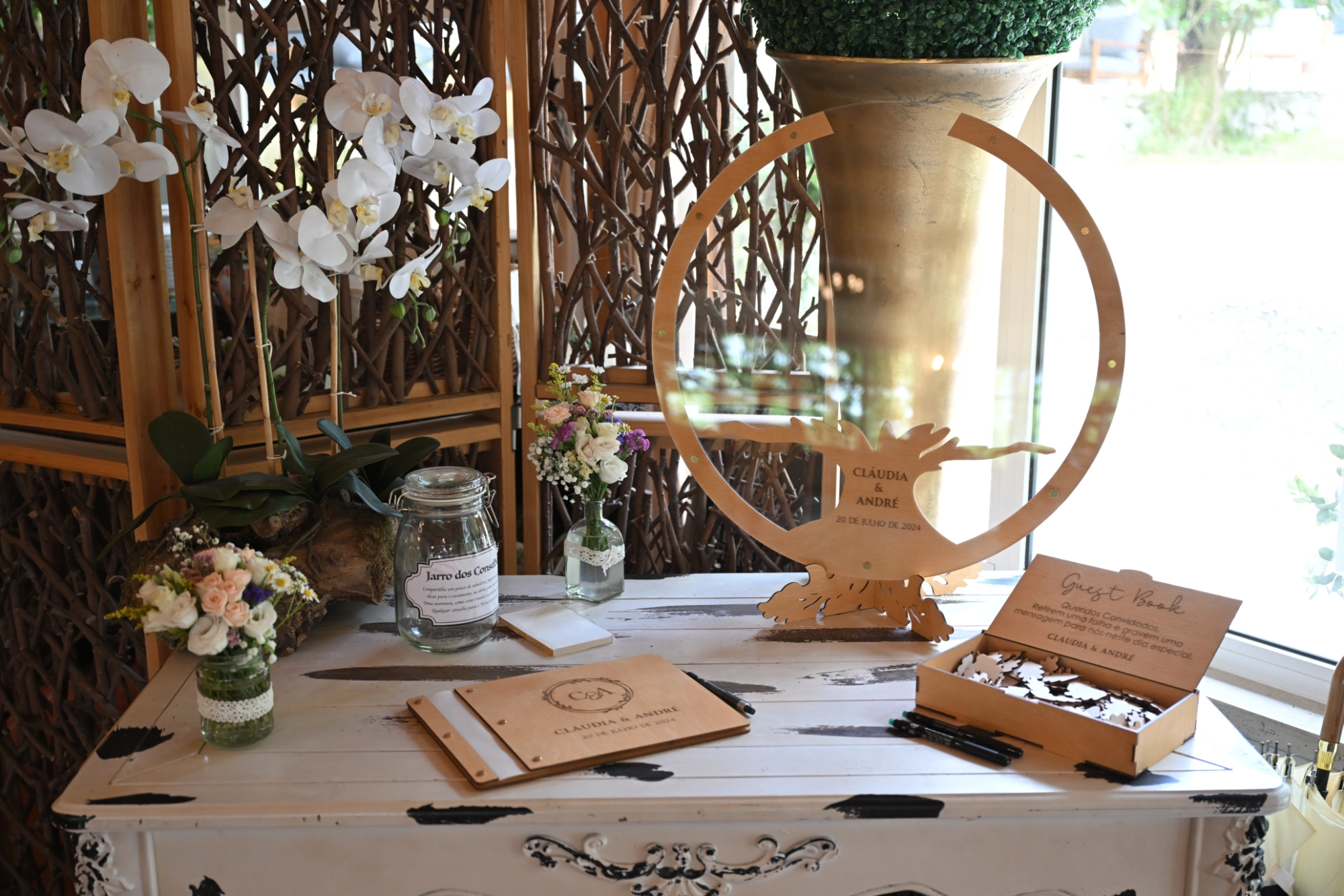 Peças Personalizadas em Madeira & Acrílico ideais como artigos para festa de casamentos, únicos para tornar o seu evento inesquecível.