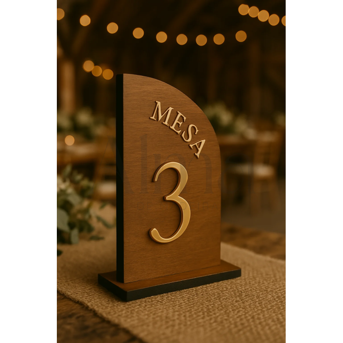 O número de mesa Arqueado é a escolha ideal para casamentos que combinam elegância com um toque natural.Com estrutura em madeira nogueira e número espelhado