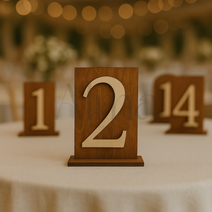 O modelo Número de Mesa Rústico combina simplicidade com sofisticação, apresentando uma base sólida e número em relevo de grande visibilidade.