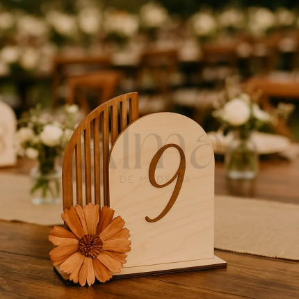 O modelo Número de Mesa Arco apresenta uma composição criativa, com um painel em madeira clara, acabamento arredondado e detalhe lateral ripado.