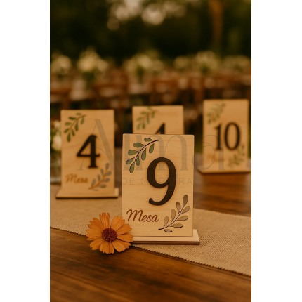 O modelo Número de Mesa Botânico destaca-se pelo design retangular, em madeira clara, com detalhes de folhas recortadas a laser.