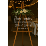 A Placa Acrílico Transparente Simples conjuga leveza e sofisticação num design minimalista, com acrílico transparente e caligrafia delicada.