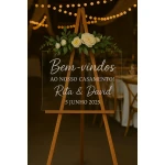 A Placa Acrílico Transparente Simples conjuga leveza e sofisticação num design minimalista, com acrílico transparente e caligrafia delicada.