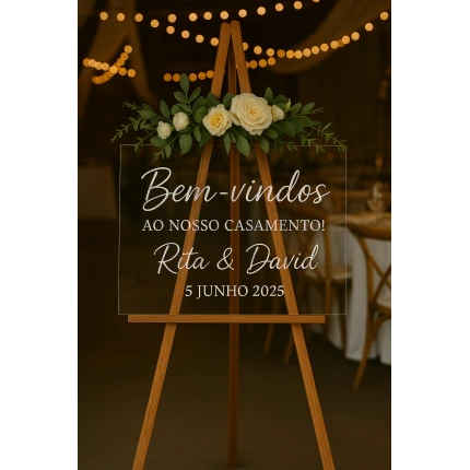 A Placa Acrílico Transparente Simples conjuga leveza e sofisticação num design minimalista, com acrílico transparente e caligrafia delicada.