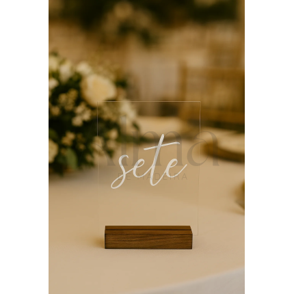 O número de mesa incolor é uma solução discreta e elegante para quem valoriza a leveza visual na decoração do seu evento.