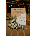 O modelo placa madeira compartimento branco combina madeira natural com branco suave e um recorte orgânico que cria uma composição moderna e fluída.