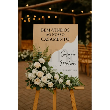 O modelo placa madeira compartimento branco combina madeira natural com branco suave e um recorte orgânico que cria uma composição moderna e fluída.