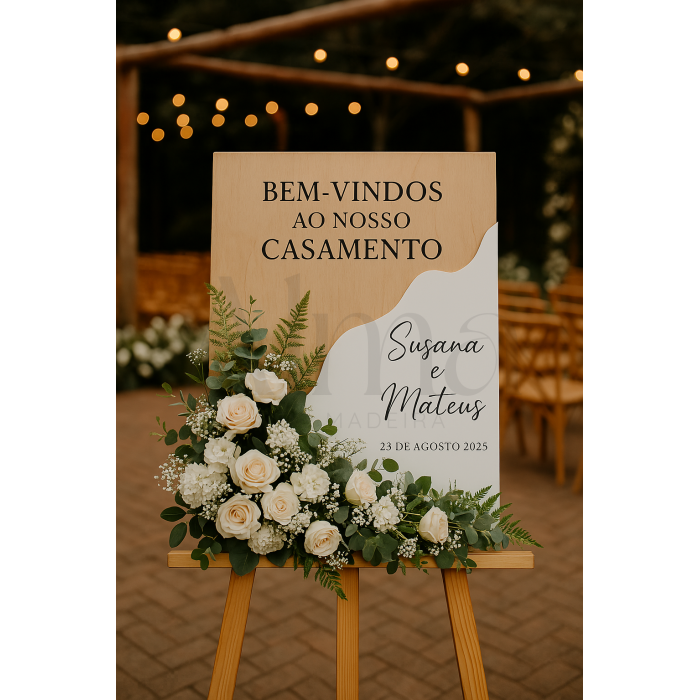 O modelo placa madeira compartimento branco combina madeira natural com branco suave e um recorte orgânico que cria uma composição moderna e fluída.