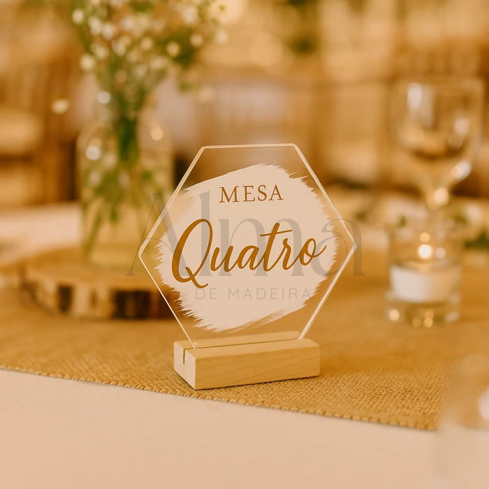 O número de mesa hexagonal apresenta-se como uma alternativa moderna e requintada para eventos com atenção ao detalhe. O seu formato geométrico em acrílico.