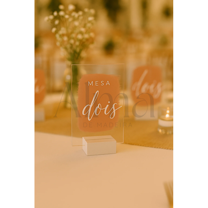 O número de mesa terracota é a escolha ideal para eventos que valorizam tons quentes e naturais.Este modelo destaca-se pelo fundo em pincelada artística.