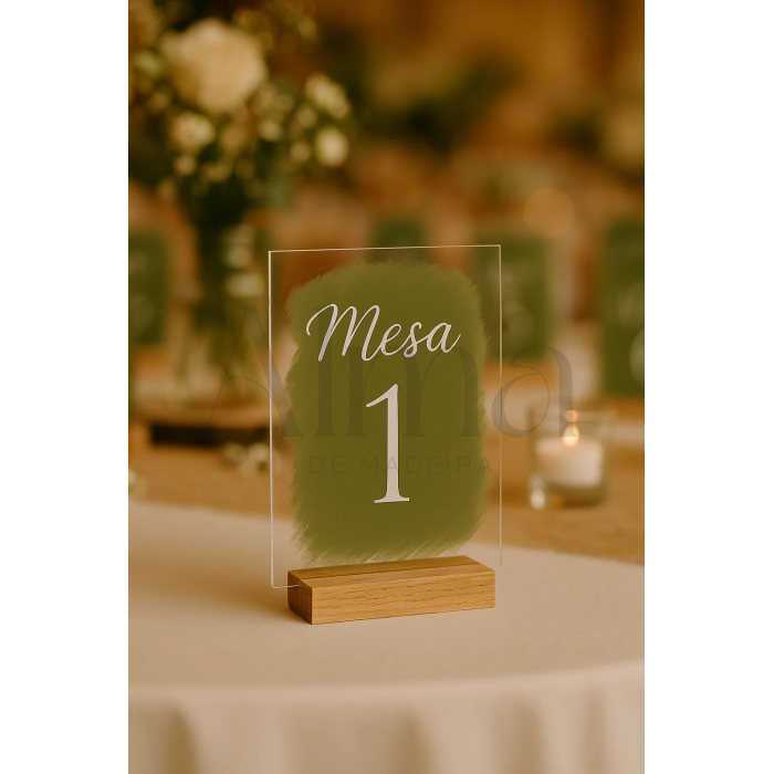 O número de mesa verde proporciona uma solução elegante e funcional para eventos onde a natureza e o requinte se encontram.