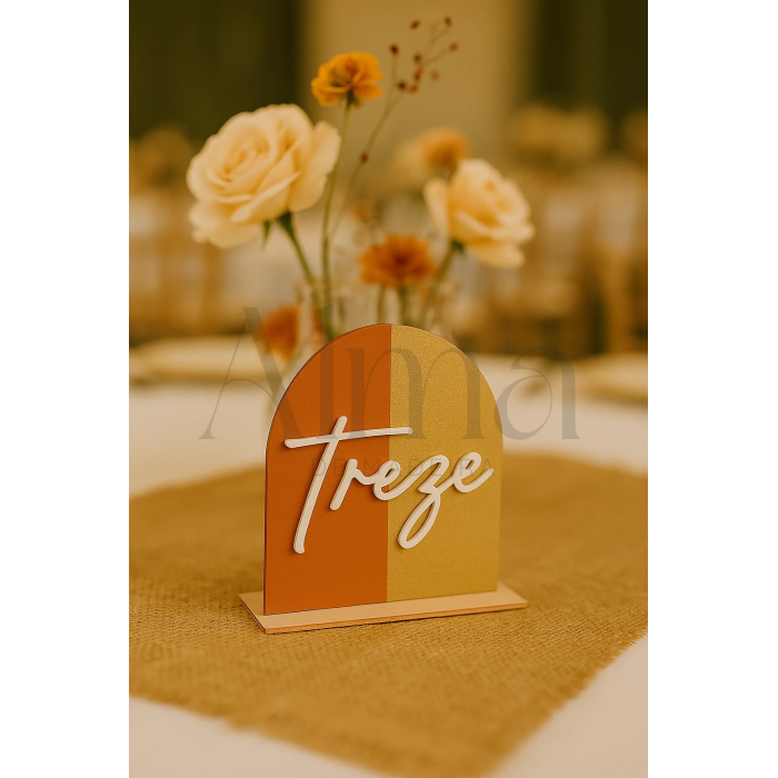 O número de mesa bicolor é a escolha perfeita para casamentos que valorizam originalidade e sofisticação.Com um design moderno e topo redondo.