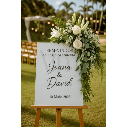 Placa Madeira MDF Branca personalizada, ideal para receção de casamento com toque rústico e elegante. Decoração com flores naturais (não incluída).