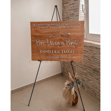 Placa tema viagens ideal para casamentos, com design elegante em madeira. Um toque único para a receção dos convidados.
