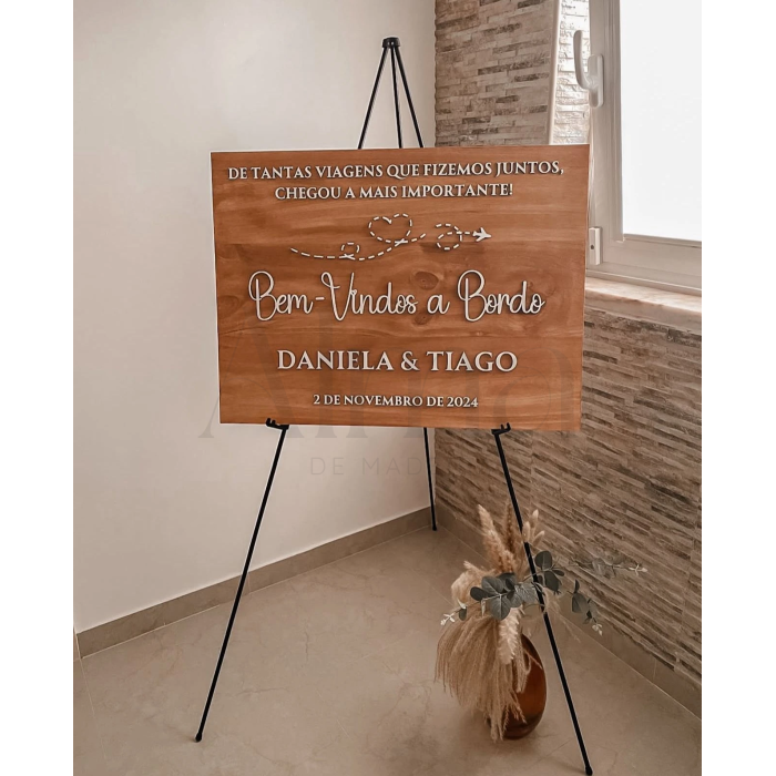 Placa Madeira Tema Viagens Placa tema viagens ideal para casamentos, com design elegante em madeira. Um toque único para a receção dos convidados.
