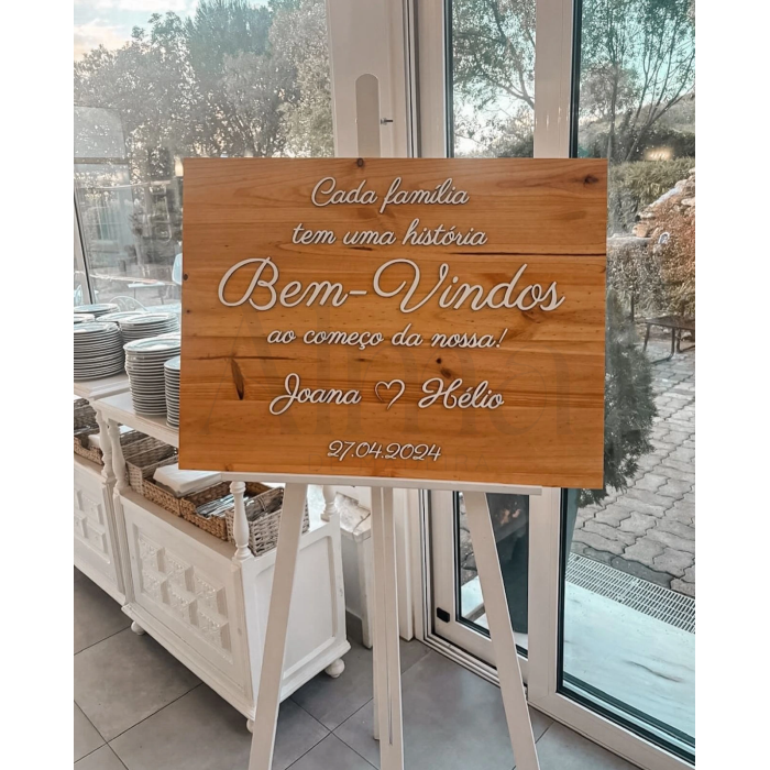 Placa tema família para casamento com nomes e data personalizados. Ideal para criar uma receção acolhedora e emocional.