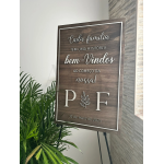 Placa madeira cor wengé elegante e personalizada para casamentos. Um toque sofisticado e simbólico para a receção dos convidados.