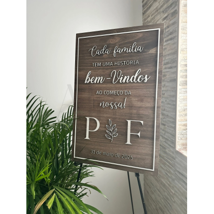 Placa madeira cor wengé elegante e personalizada para casamentos. Um toque sofisticado e simbólico para a receção dos convidados.