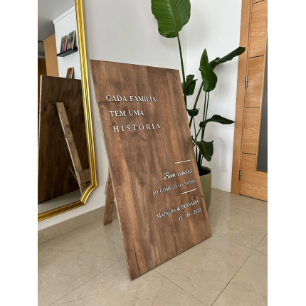 Placa com cavalete integrado para casamentos. Ideal para criar uma receção marcante e elegante com nomes e datas personalizadas.