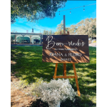 Placa de madeira tema Bem-Vindos para casamentos, com nomes e data personalizados. Um detalhe elegante para receções ao ar livre ou interiores.