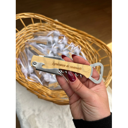 Abre-garrafas casamento em madeira e metal, com gravação personalizada. Lembrança prática e elegante para oferecer aos convidados.