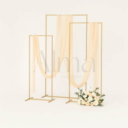 Suporte Arco casamento dourado elegante, ideal para destacar decorações e painéis personalizados no grande dia do casal.