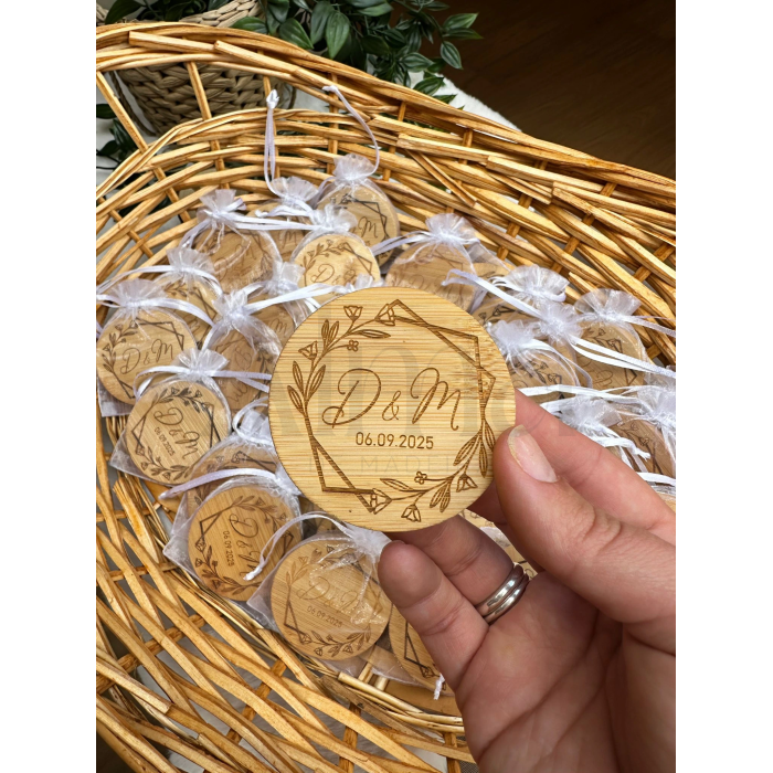 Abre Caricas Bambu Redondo com gravação personalizada. Lembrança útil e elegante da nossa loja de artigos para eventos.