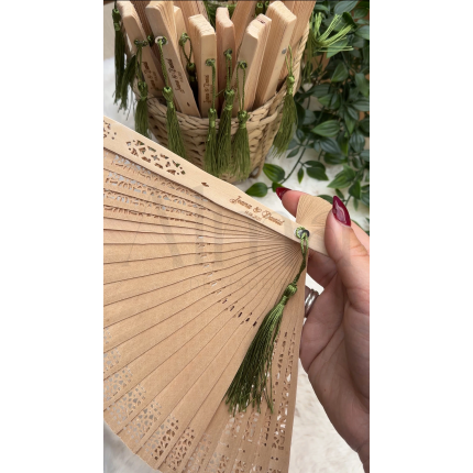 Leque madeira rendilhado com gravação personalizada, ideal para casamentos elegantes e lembranças únicas para convidados especiais.