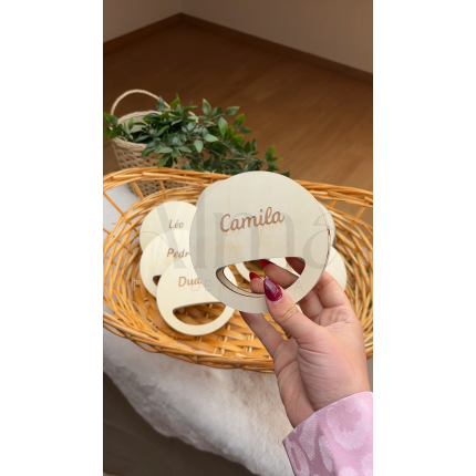 Pandeireta madeira criança com nome personalizado. Ideal como lembrança original para eventos infantis e festas de casamento.
