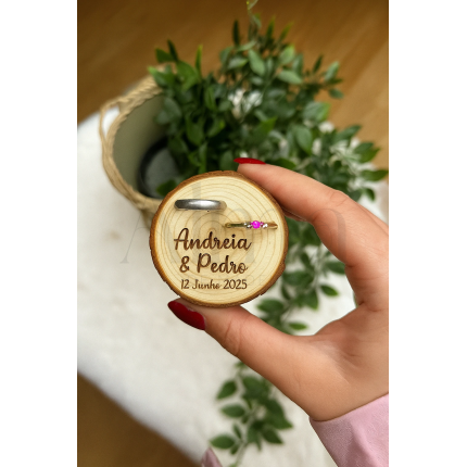 Porta alianças derivado de tronco de madeira rústico, ideal para casamentos ao ar livre. Simples, natural e perfeito para cerimónias com inspiração na natureza.