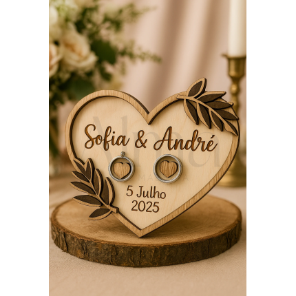 Porta alianças coração floral em madeira, personalizado com nomes e data. Um toque natural e romântico para a cerimónia.